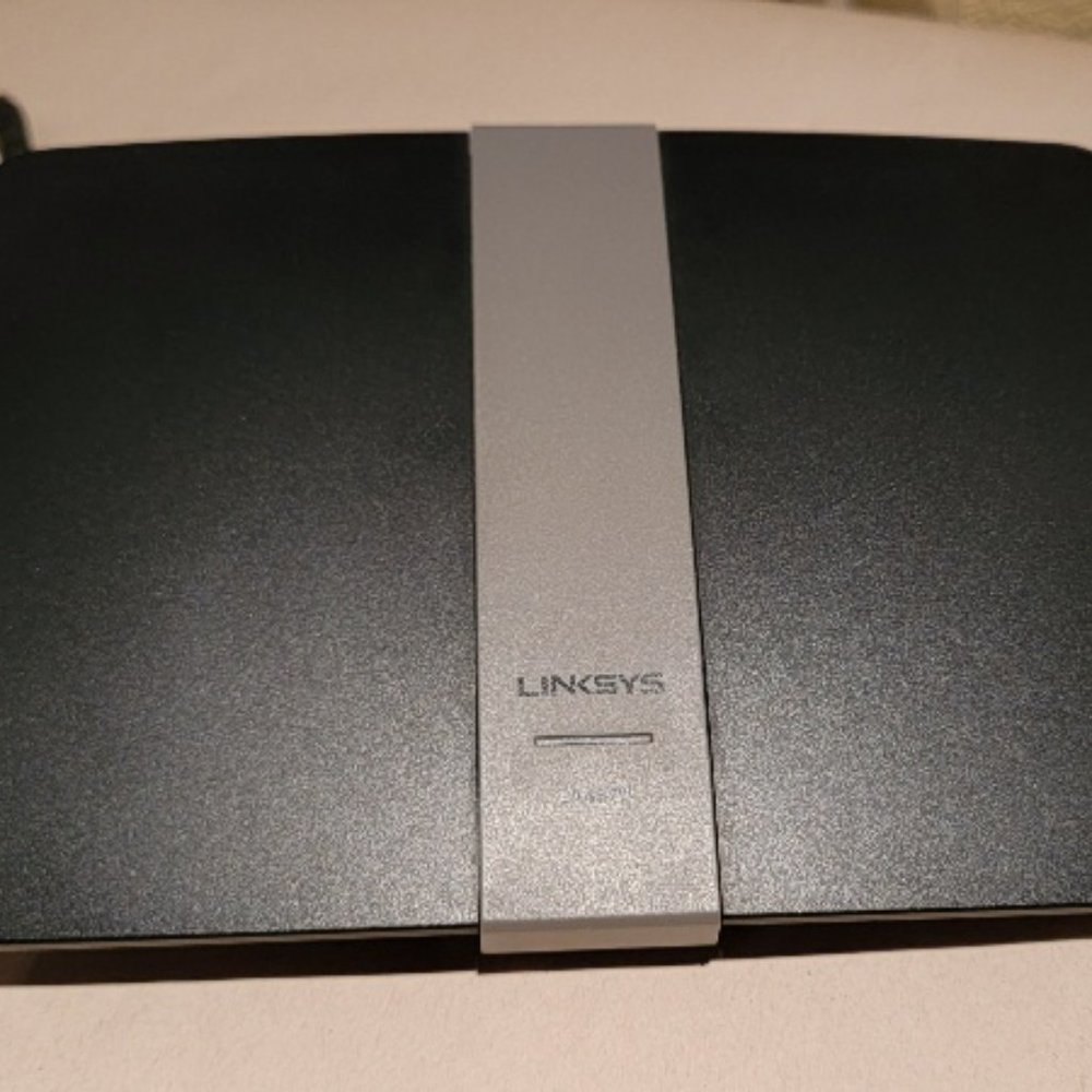 Cisco Linsksy EA4500 Dual Band Wi-Fi Wireless Router